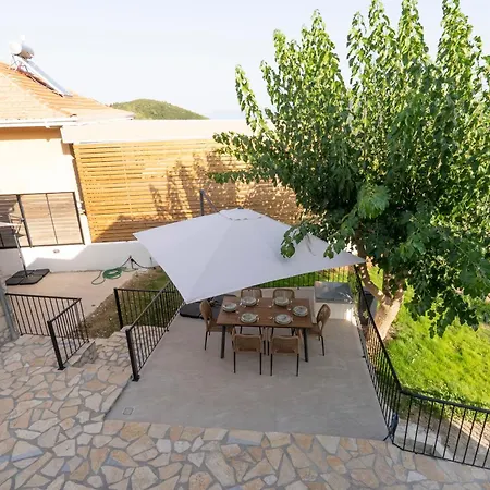 Dervisia Stonehouse 2 شقة *